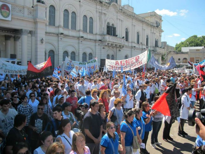 Otra vista de la multitudinaria movilizaci&oacute;n del 5 de marzo, en las puertas de la Casa de Gobierno.