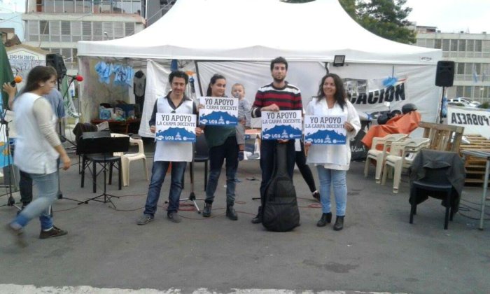 Bordet tambi&eacute;n tuvo en la puerta de Casa Gris a una carpa blanca docente. Esto fue en mayo de 2017.