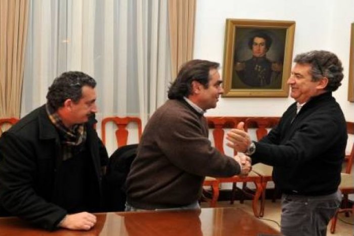 Relaci&oacute;n tensa: en esa reuni&oacute;n a la que asisti&oacute; el gobernador, el gremio pidi&oacute; un 35% de aumento salarial.
