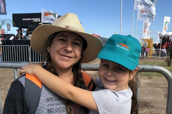 Luciana junto a su hija, en Expoagro y esperando al presidente.