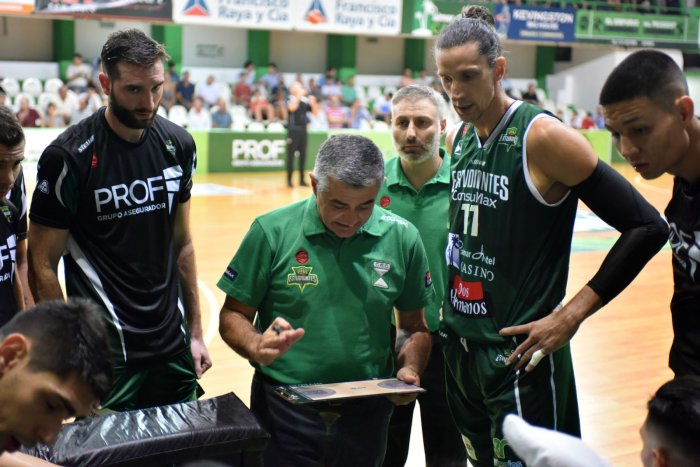 Chiche Japez, sin Chourio por lesi&oacute;n, anoche us&oacute; a 11 jugadores.