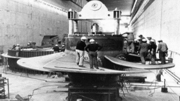 Las turbinas, en plena puesta en su lugar: el &uacute;ltimo hidrogenerador empez&oacute; a funcionar en mayo de 1983.