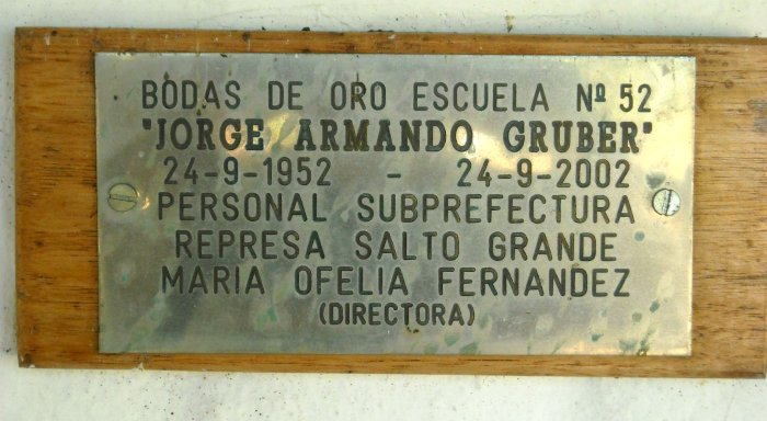 Los primeros 50 a&ntilde;os, ya con el nombre del ex combatiente grabado en la placa.
