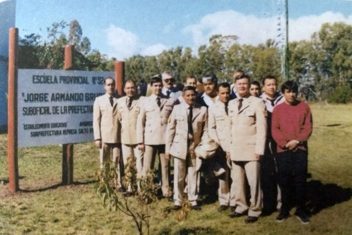 Aquella foto: Jorge Gruber (primero de uniforme a la derecha) con sus compa&ntilde;eros en la escuela que luce su nombre.