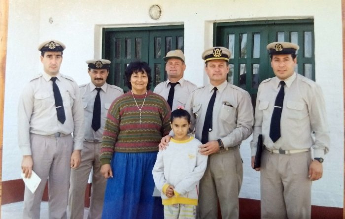 Aqu&iacute; Gruber (de gorro, atr&aacute;s) con otros integrantes de PNA Salto Grande, de visita en la escuela.