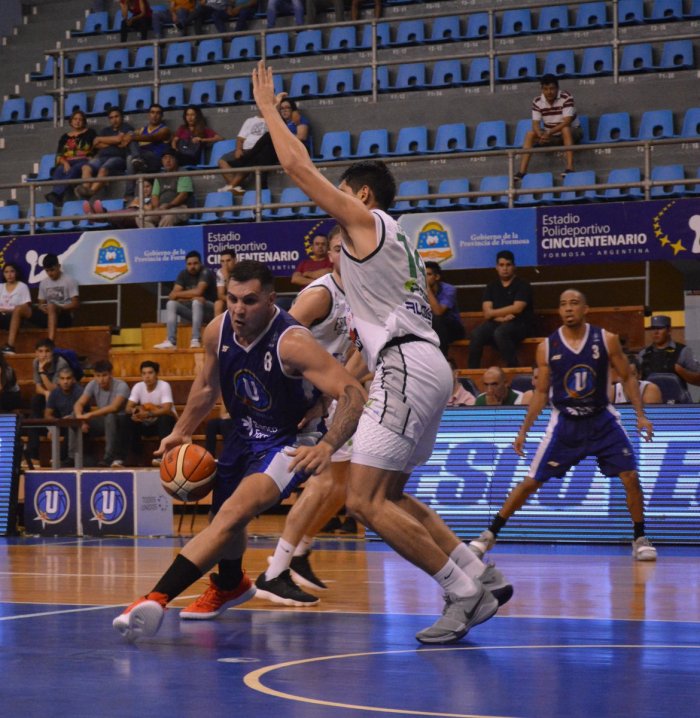 Torres en plena marca de Alessio. El segundo fue el mejor cuarto defensivo del Verde: s&oacute;lo recibi&oacute; 15 puntos.