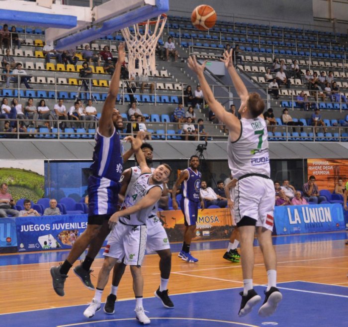 Federico Grun, en acci&oacute;n defensiva, se destac&oacute; por su doble doble anoche.
