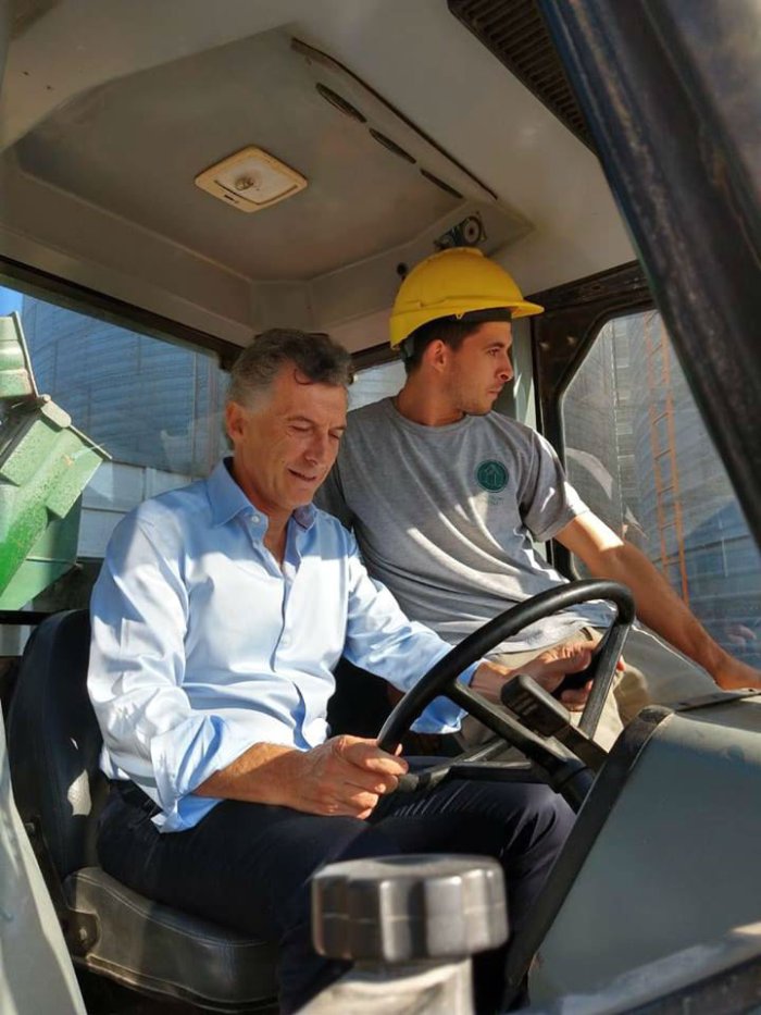 Macri arriba de una m&aacute;quina en la empresa "Gualeguay Cereales" (foto: Radio Gualeguay LT 38).