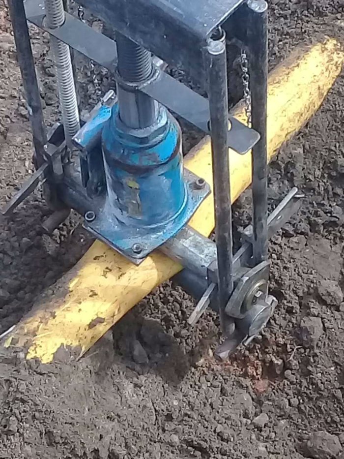 Ese es el ca&ntilde;o de gas que se vio afectado por los trabajos, en pleno Polideportivo (foto: El Entre R&iacute;os).