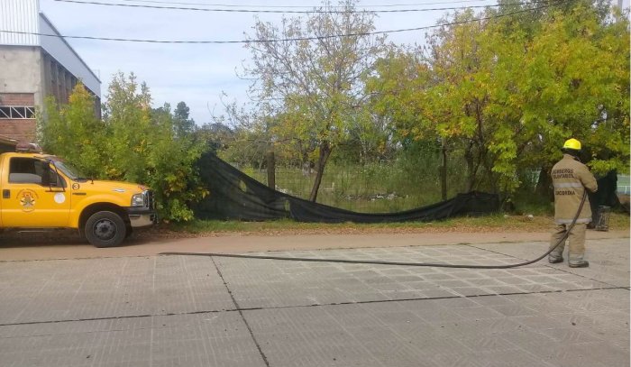 Bomberos Voluntarios asisti&oacute; en el evento, ocurrido en la calle frente al gimnasio inconcluso (foto: El Entre R&iacute;os).