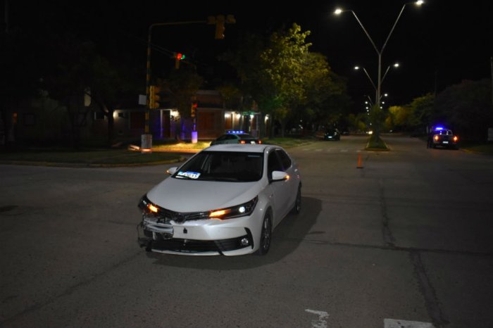 El Toyota que protagoniz&oacute; el accidente que termin&oacute; con un joven en grave estado.