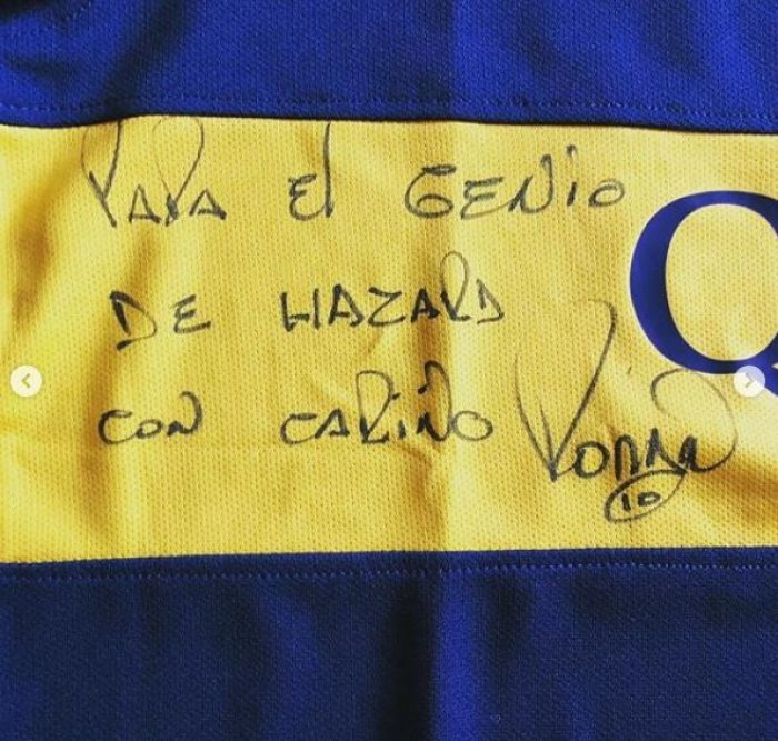 Willy Caballero mostr&oacute; la camiseta que Hazard recibi&oacute; de regalo con la firma de JR.