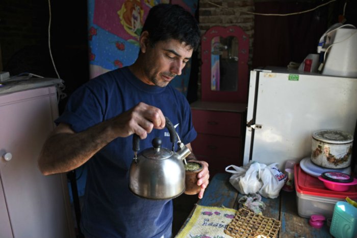 S&aacute;nchez, en su cocina cebando mates (Cr&eacute;dito: Clar&iacute;n)