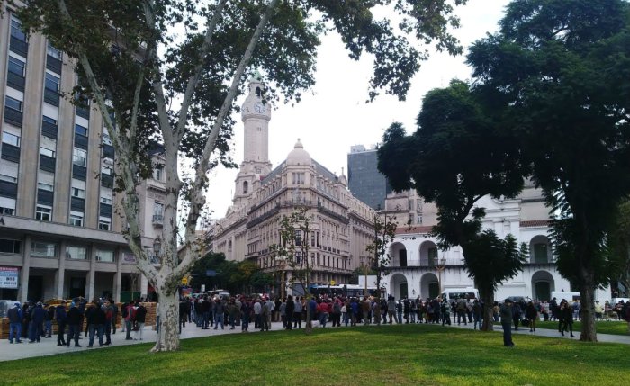 Pasadas las 9:30 de este martes ya empez&oacute; el frutazo en plena Plaza de Mayo.