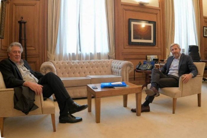 Cusinato acompa&ntilde;&oacute; su defensa con una imagen junto al ministro Rogelio Frigerio.