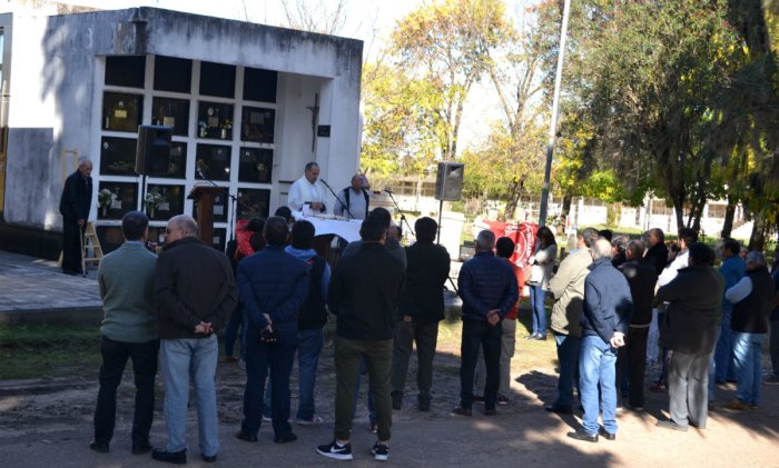 Jos&eacute; Mar&iacute;a Aguilar presidi&oacute; la misa hoy en el cementerio de Gualeguaych&uacute; con dirigentes de CGT.