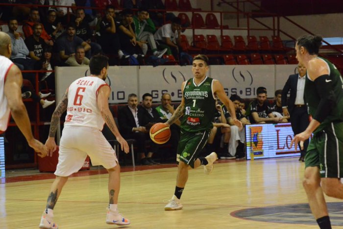 Vildoza junto a Grun convirtieron triples que le permitieron pasar al frente en el tercer cuarto a Estudiantes.