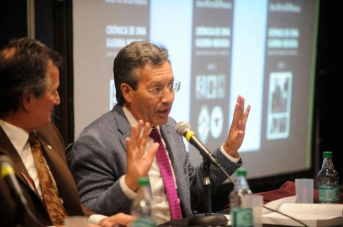 El entrerriano hablando en la presentaci&oacute;n, junto a Pedro G&uuml;iraldes, hijo del comodoro G&uuml;iraldes.
