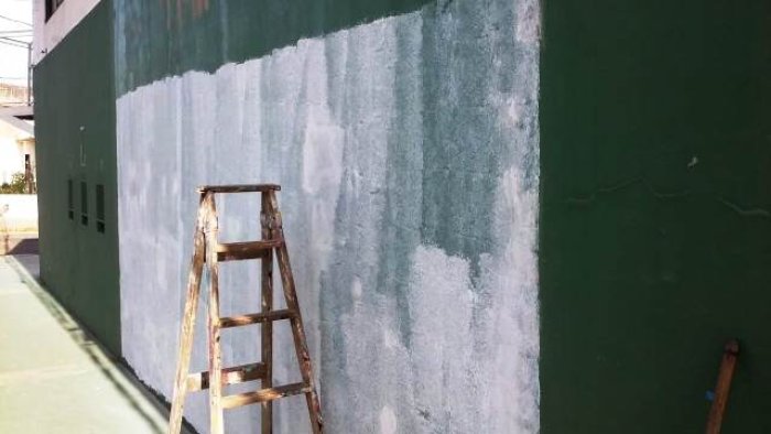 El mural que pinta Mart&iacute;n Rojas, sobre una de las paredes del "Gigante Verde".