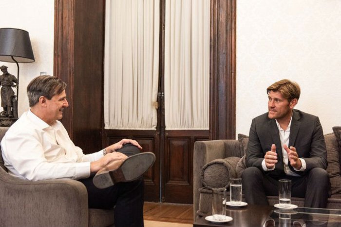 El vicegobernador recibi&oacute; al concejal y recientemente retirado arquero de Patronato.