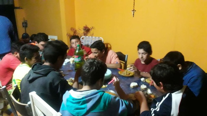La merienda la sirven con donaciones.