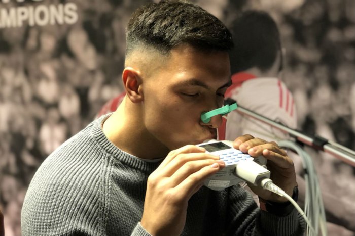 Mart&iacute;nez, durante el control m&eacute;dico (Cr&eacute;dito: Ajax de Amsterdam)