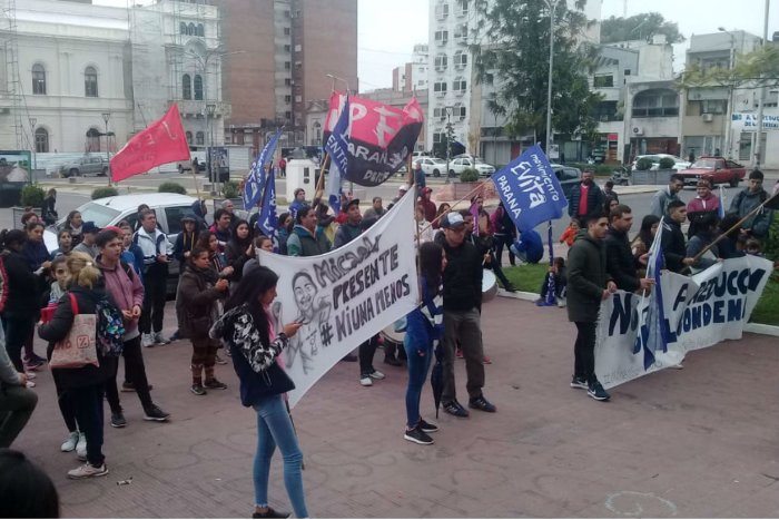 Antes de conocerse el pedido de prisi&oacute;n perpetua para Pav&oacute;n, agrupaciones se manifestaban contra la revisi&oacute;n de la condena frente a los tribunales de Paran&aacute; (Foto: Tom&aacute;s Bodean/EER).