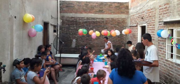 En la casa de Mabel Paiz sirven la merienda y la cena, entre tablones y elementos que consiguieron.