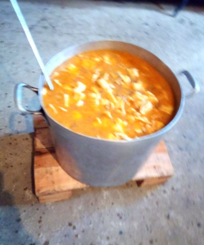 Dos veces por semana sirven la cena en el comedor del barrio.