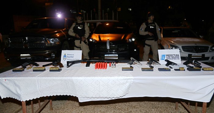 En la explanada de Prefectura Concordia exhibieron lo secuestrado, donde se destacan los 11 autos de alta gama.
