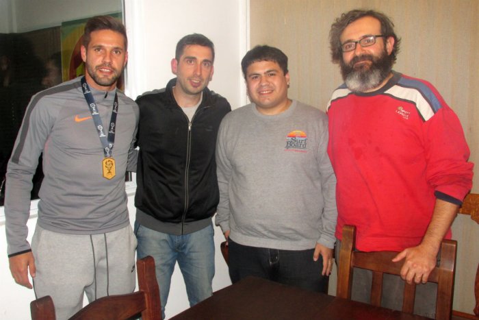 "El Mellizo", junto al equipo de Deportes 12, luego de la entrevista radial.