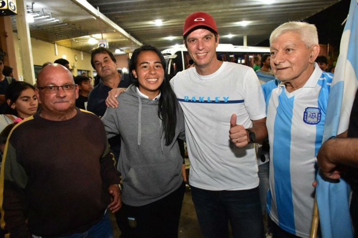 El intendente particip&oacute; del recibimiento a la futbolista.