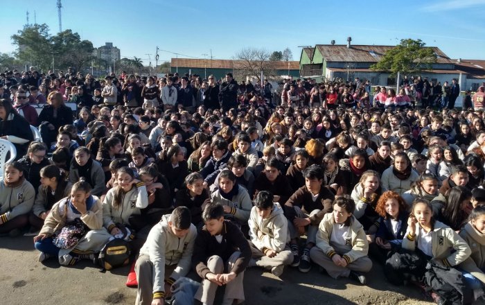 Los estudiantes coparon la calle Pr&oacute;spero Bovino, durante la ma&ntilde;ana de este mi&eacute;rcoles.