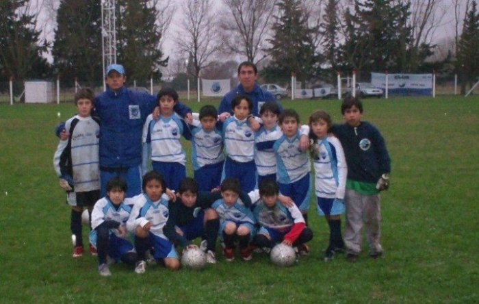 Marcos Senesi (arquero, el primero de la izquierda, ahora en San Lorenzo), Germ&aacute;n Guiffrey (el cuarto de arriba, hoy en Gimnasia) y Lucas Robertone (el &uacute;ltimo de abajo, con mangas rojas, de V&eacute;lez). La categor&iacute;a 97 de Salto Grande de Concordia