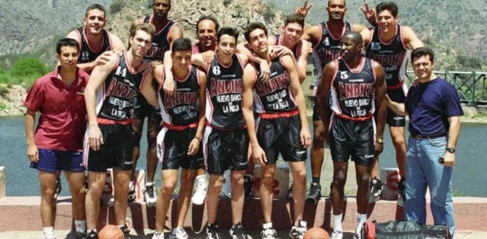 1995: Manu, en el centro con el colonense Daniel Farabello (izquierda) y Gabriel D&iacute;az (derecha) a su lado.