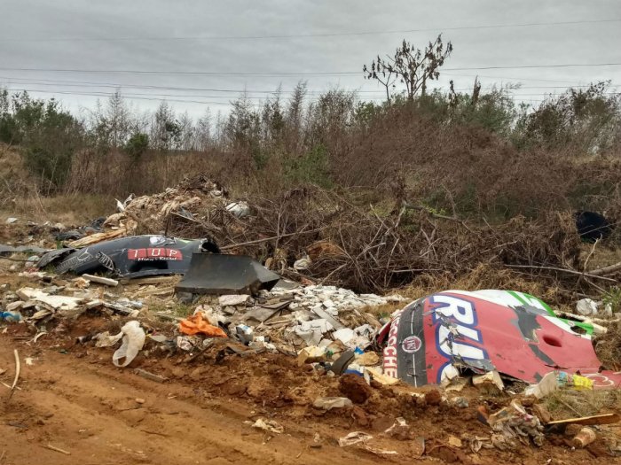 Restos de lo que fueron piezas de autos de carrera, a la vera de otra calle del basural.
