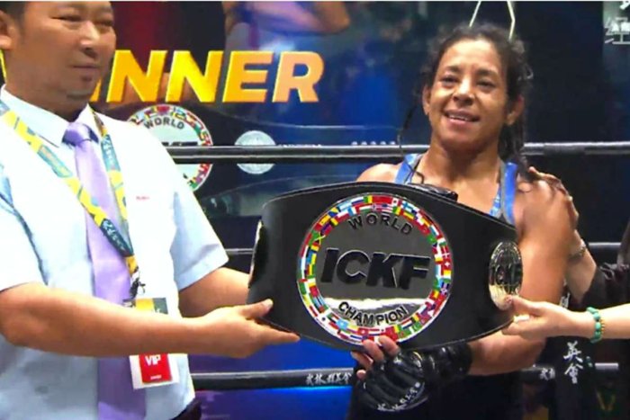 Laura recibi&oacute; el cintur&oacute;n de campeona mundial