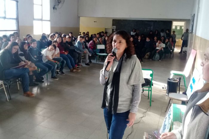 La docente, hablando ante los alumnos