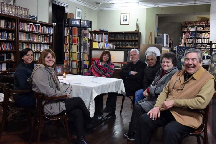 El abrazo a la Biblioteca Fiat Lux