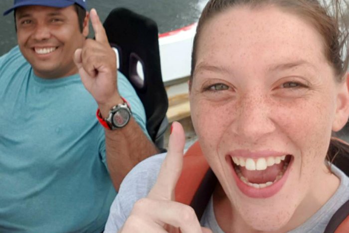 Carla junto con Mauricio Ferreyra, el hombre con el que viajaba este s&aacute;bado