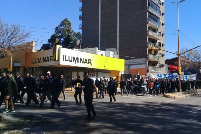 Los trabajadores marcharon hacia su sede luego de la reuni&oacute;n