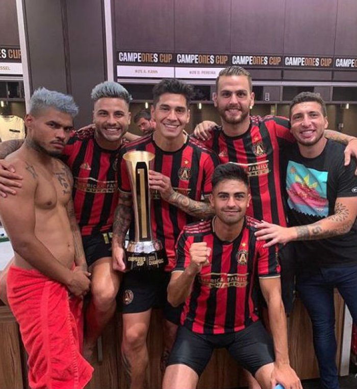 Remedi con algunos de los argentinos y el venezolano Mart&iacute;nez con el trofeo.