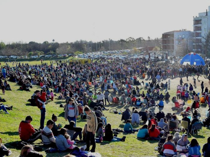 Junto a la Defensa Sur hubo una multitud este domingo, en "La Hist&oacute;rica".