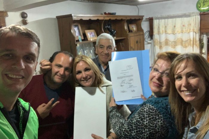 la familia Mendoza, junto con los hermanos Cresto (intendente de Concordia y diputada nacional)