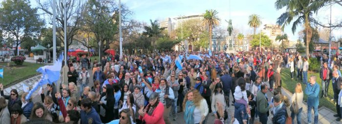 La multitud se reuni&oacute; en la plaza "25 de Mayo", la principal de Concordia.