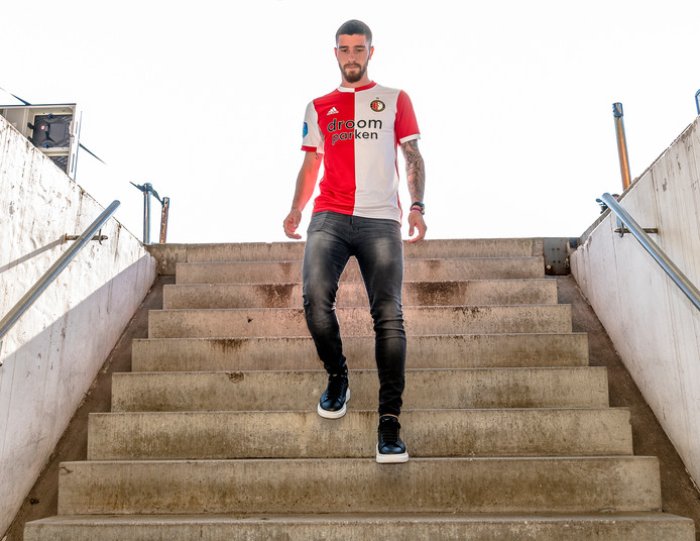Lleg&oacute;, firm&oacute; contrato, se sac&oacute; fotos y volvi&oacute; al avi&oacute;n para entrenar con la selecci&oacute;n argentina sub 23.