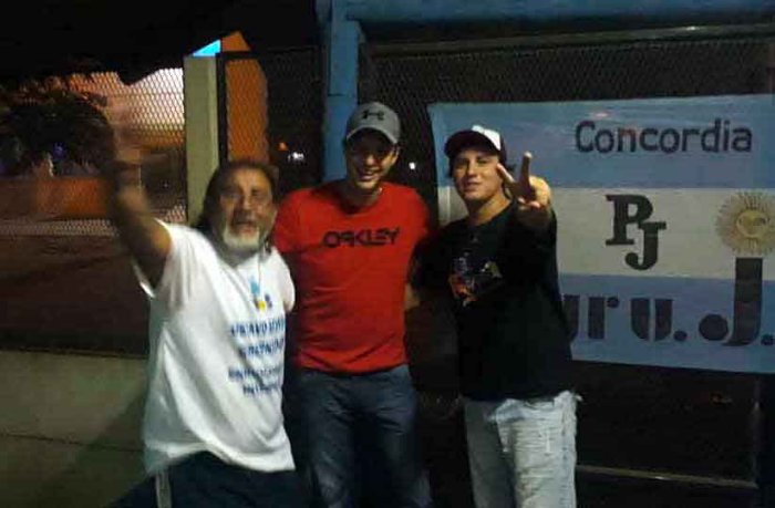 Enrique Cresto, junto a Curima, en una fiesta de la Cooperativa Sil
