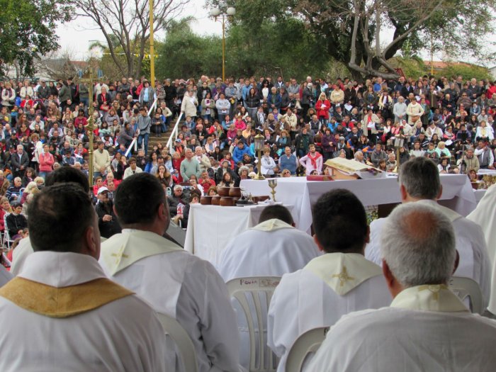 El anfiteatro de Federaci&oacute;n recibi&oacute; a los fieles de la Iglesia Cat&oacute;lica, este domingo.