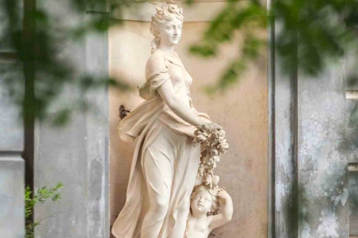 Una de las tantas estatuas que adornan el parque y la fachada.