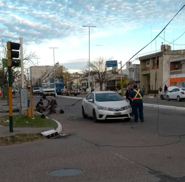 El cableado telef&oacute;nico termin&oacute; sobre la carpeta asf&aacute;ltica y afect&oacute; a dos veh&iacute;culos.